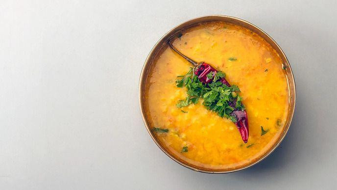 Jelo u činiji, odgore je crvensa papričica