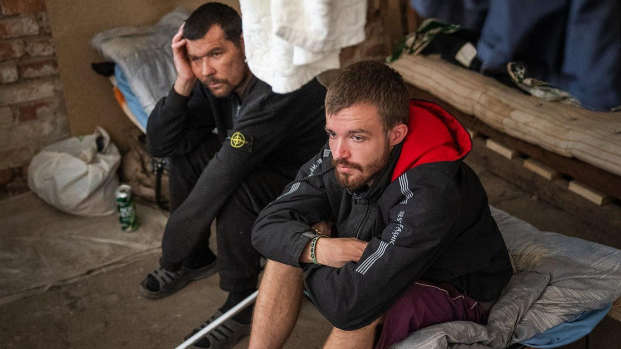 Iscrpljeni osuđenici se oporavljaju u kasarni na jugu Ukrajine posle boravka na prvoj liniji fronta