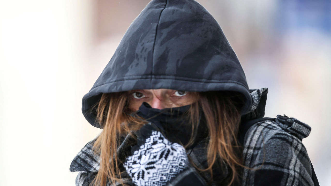 devojka sa kapuljačom i rukavicama po hladnoći