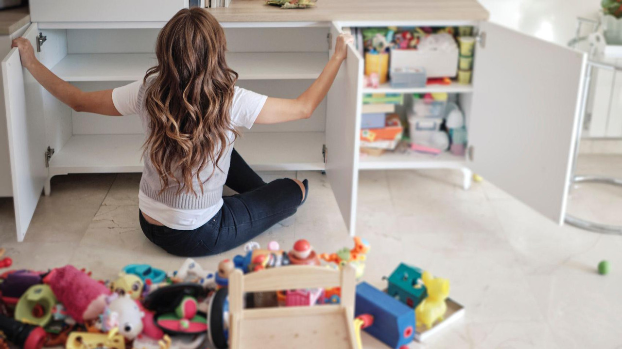 Majka sprema dečiji ormar