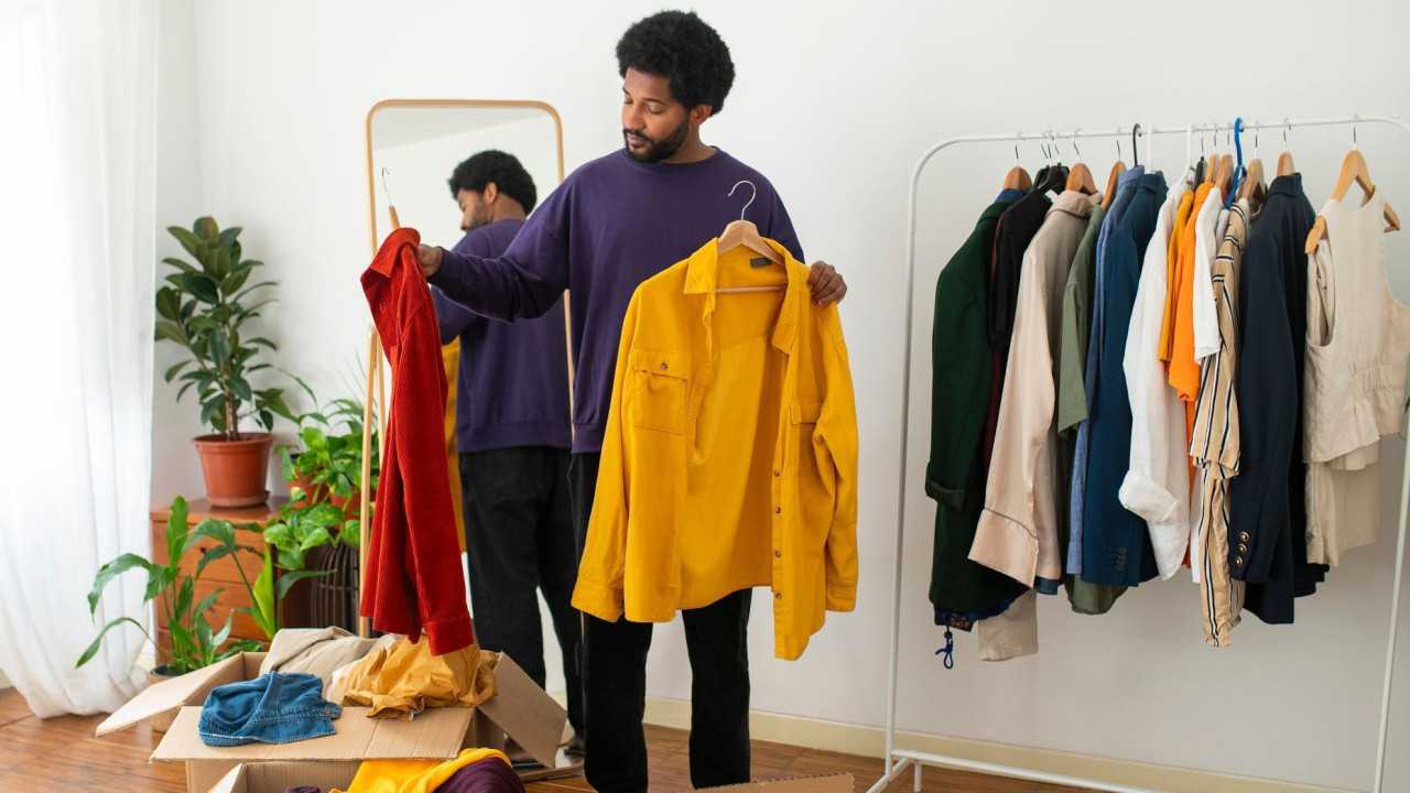 Muškarac rasprema garderobu