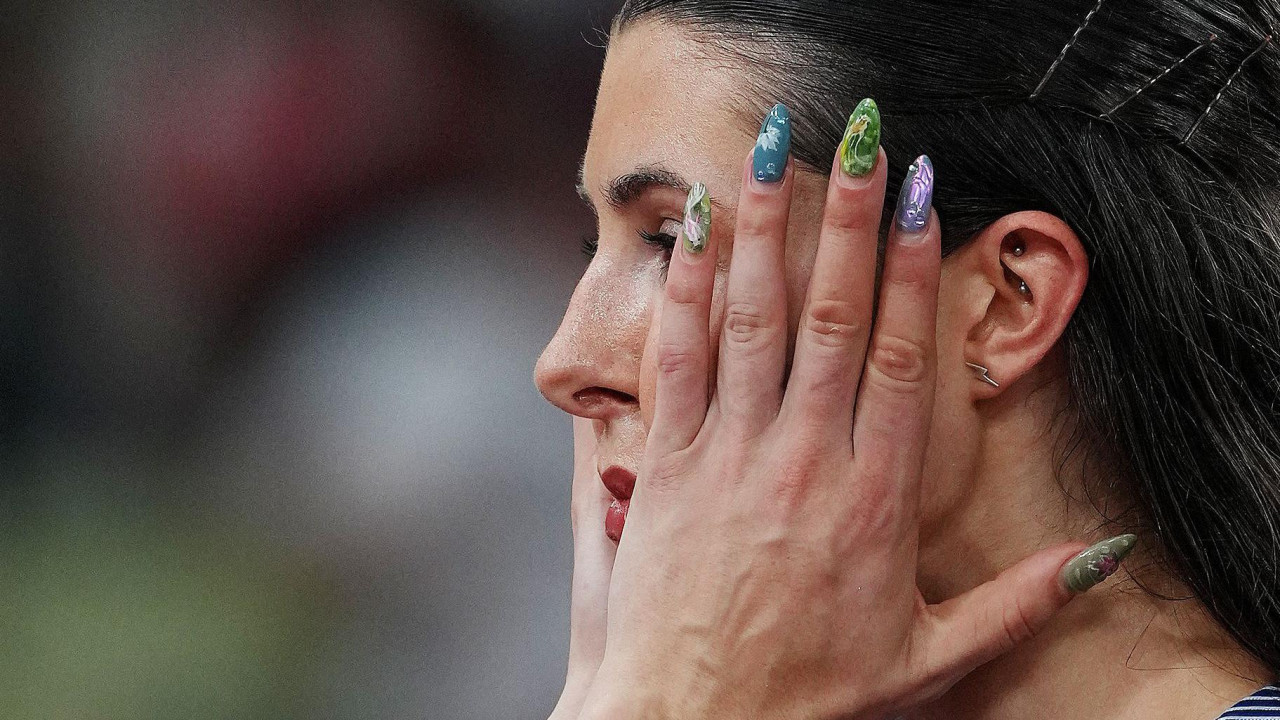 nokti, žena sa dugim lakiranim noktima 