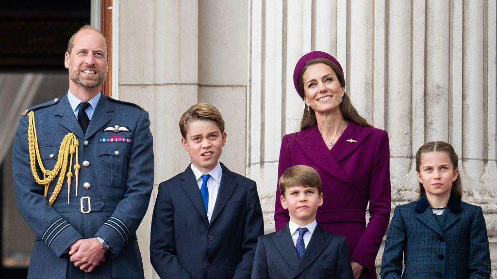 Princ Vilijam, princ Džordž, Katarina, princeza od Velsa, princ Luj i princeza Šarlot posmatraju prelet aviona povodom 80. godišnjice Dana pobede u pobedi u maju 2025.