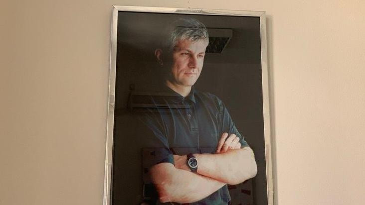 Portret Zorana Đinđića sa prekrštenim rukama u sedištu DS