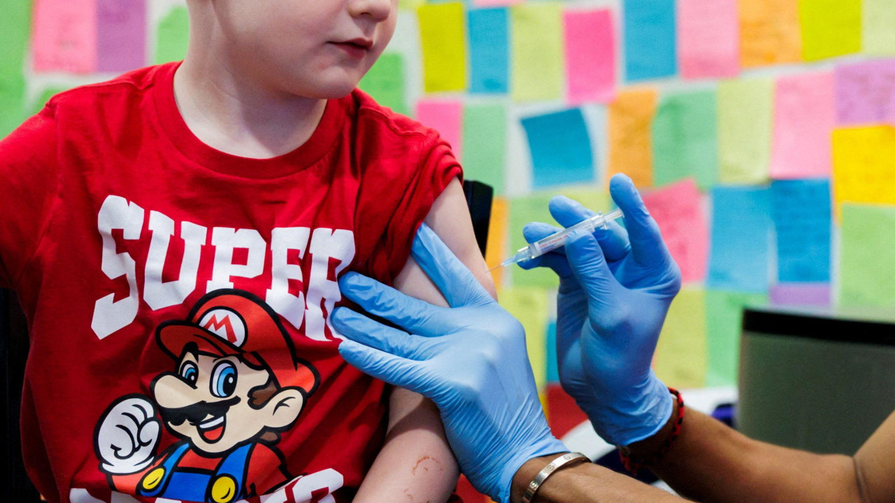 dete prima vakcinu, dete prima injekciju, vakcinisanje, vakcinacija