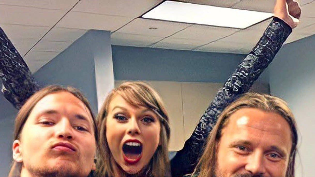 Maks Martin (desno) napisao je više singlova koji su završili na prvom mestu američkih top lista nego bilo ko posle Bitlsa, računajući tu i Baby One More Time od Britni Spirs i Blinding Lights od The Weeknd