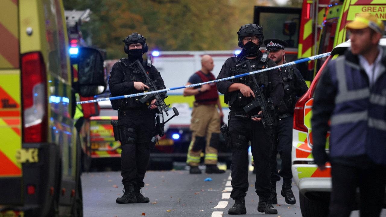 Policijske snage na licu mesta, napad kod sinagoge u mančesteru, napad u mančesteru, policajci na mestu napada kod sinagoge u mančesteru