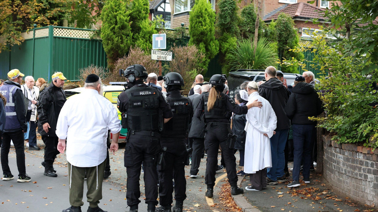 napad u mančesteru, ljudi okupljeni ispred mesta napada kod sinagoge u mančesteru