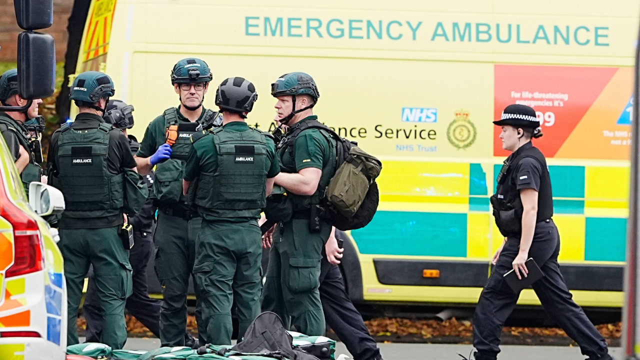 Policijske snage na licu mesta, napad kod sinagoge u mančesteru, napad u mančesteru, policajci na mestu napada kod sinagoge u mančesteru