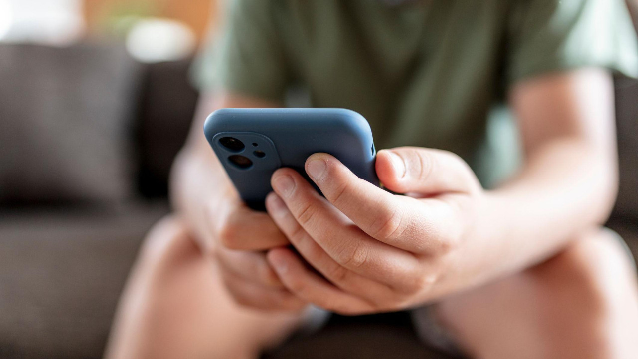 Dete sa telefonom u rukama 