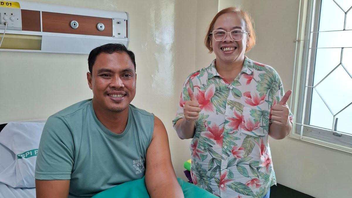 Doktorka stoji pored pacijenta