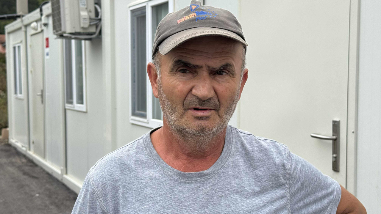 Adil ispred kontejnerskog naselja kao privremenog smeštaja