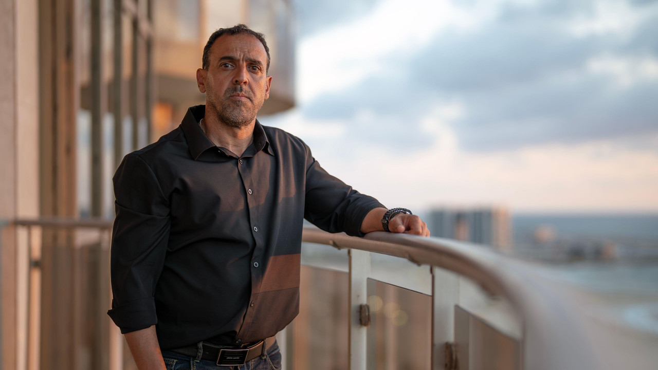 Eli Šarabi u crnoj košulji na terasi