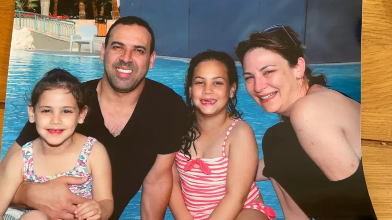 Porodična fotografija Šarabijevih (s leva na desno): Jahel, Eli, Noija i Lien