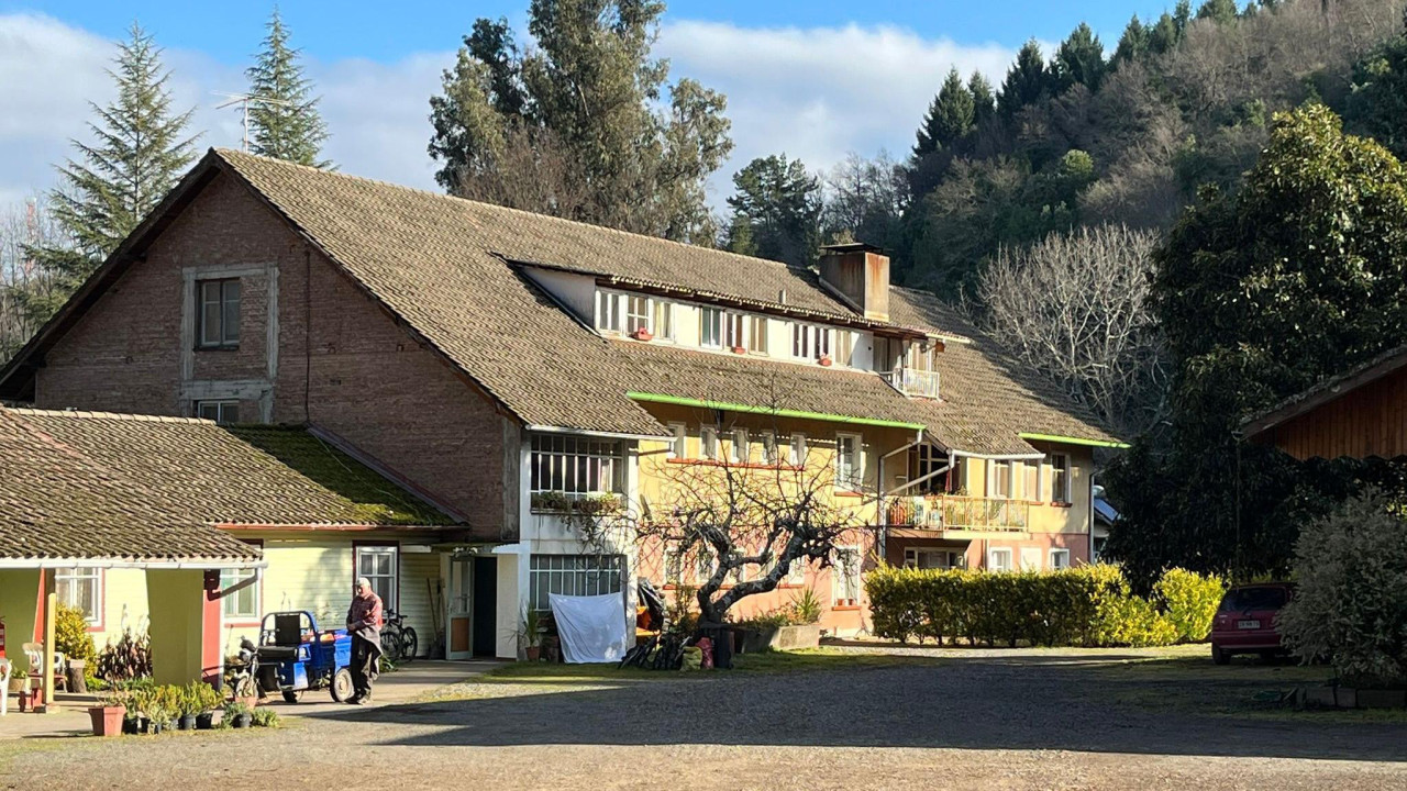 Zgrada u kojoj je nekada bila smeštena dečja spavaonica, gde su ona držana odvojena od roditelja, danas je rezidencija