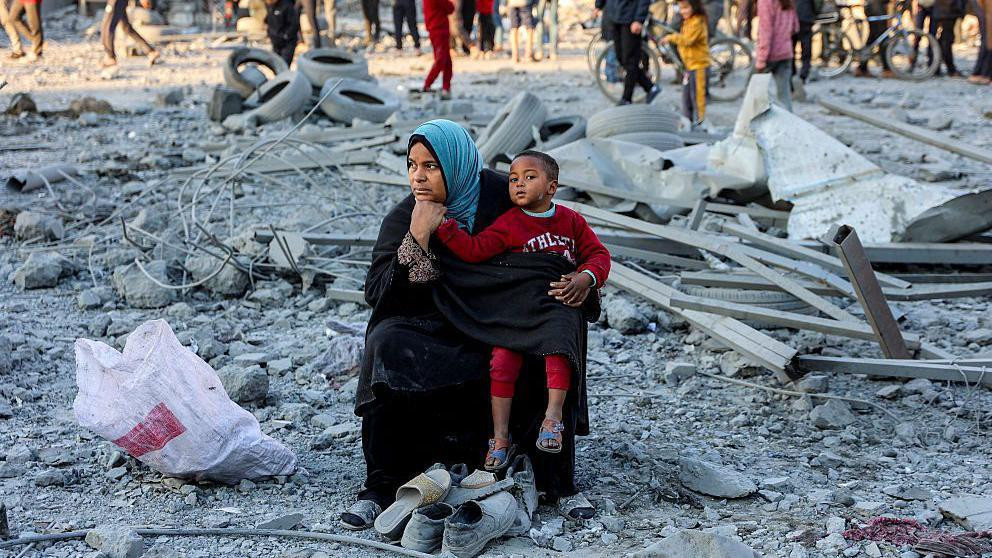 Žena i dete među ruševinama