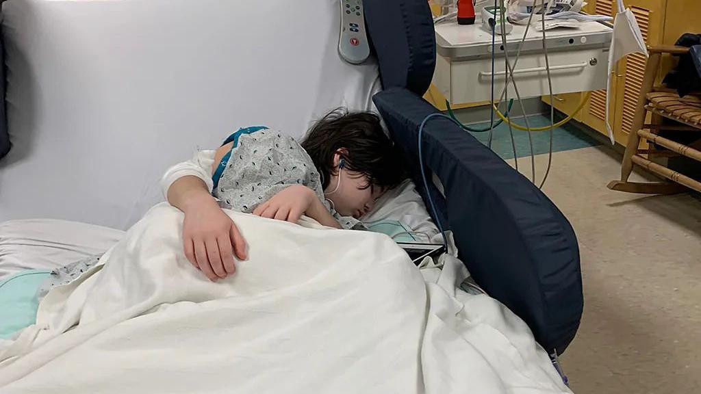 Devojčica leži u bolničkom krevetu