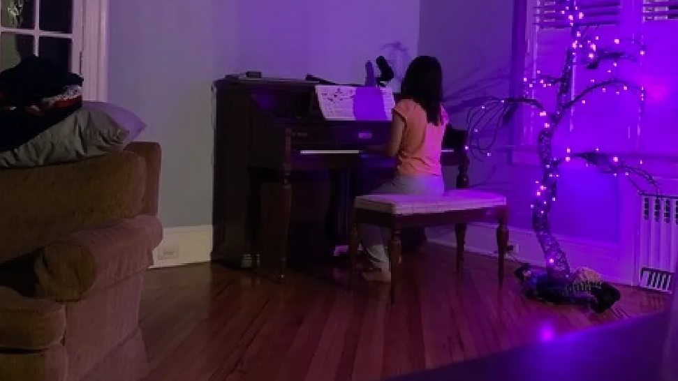 Devojka svira klavir