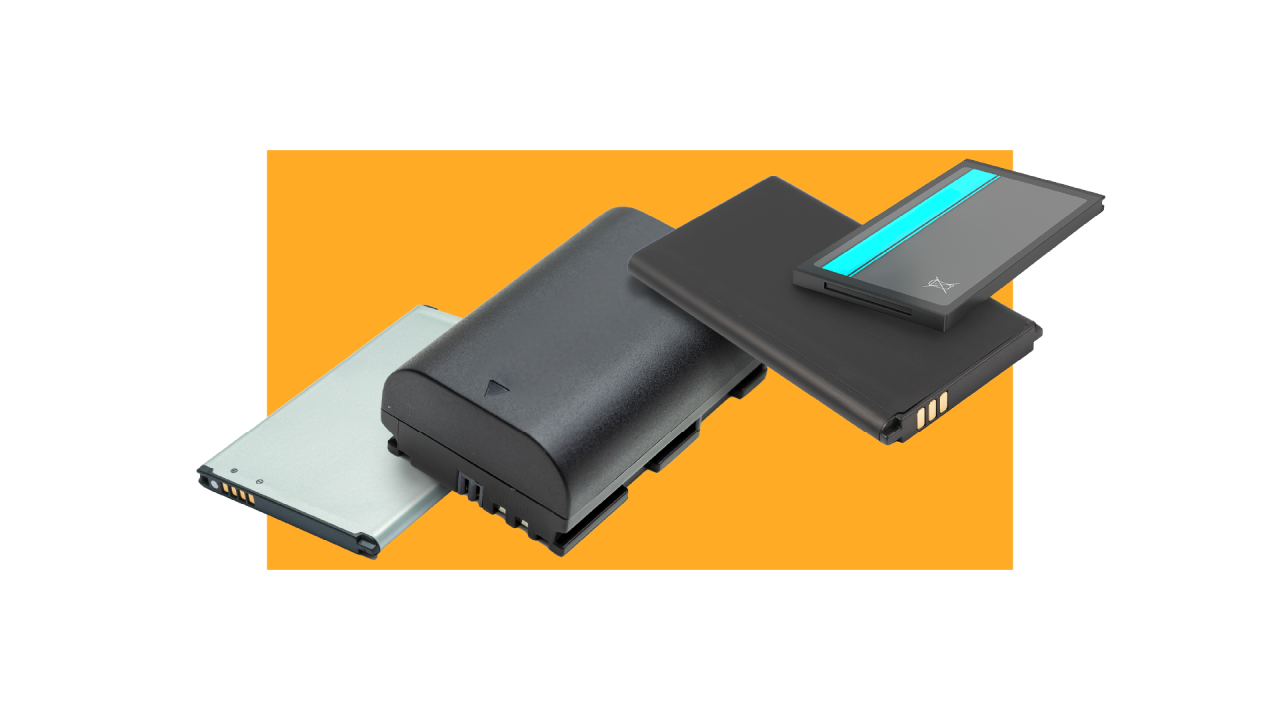 Izbor litijumskih baterija različitih oblika i veličina, raspoređenih u urednoj montaži