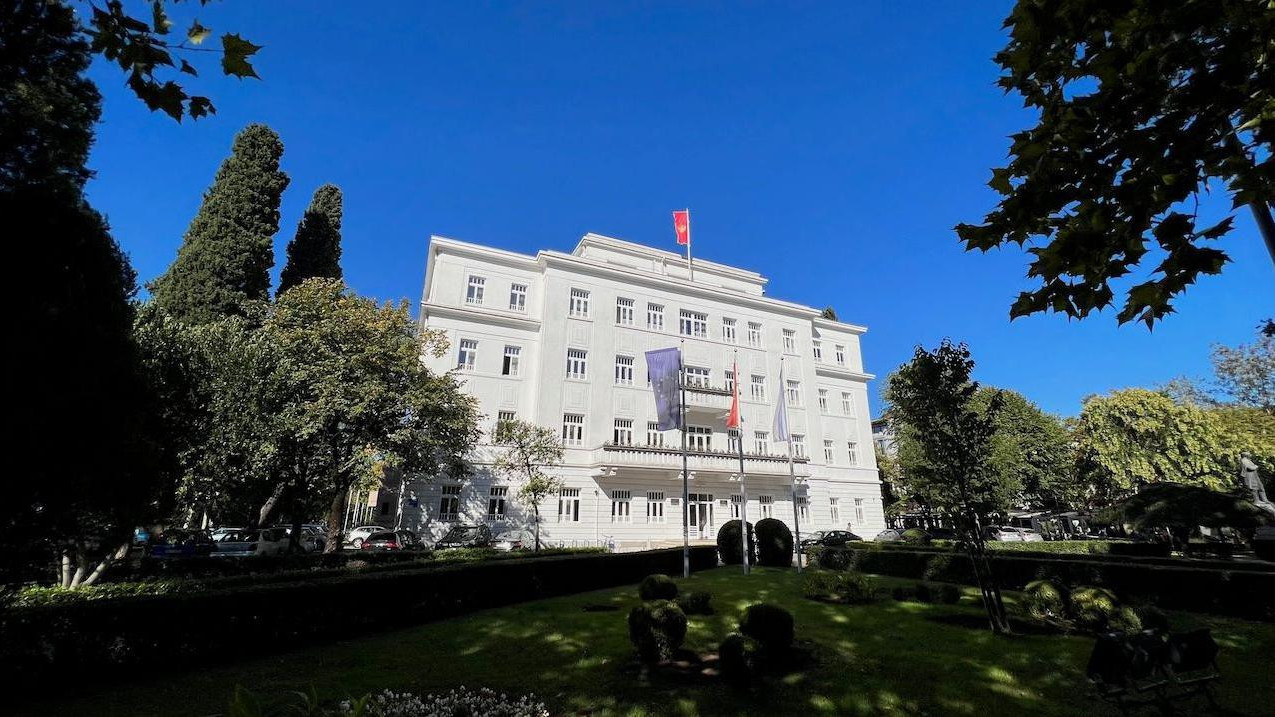 Gradska kuća u Podgorici sa državnom i EU zastavom