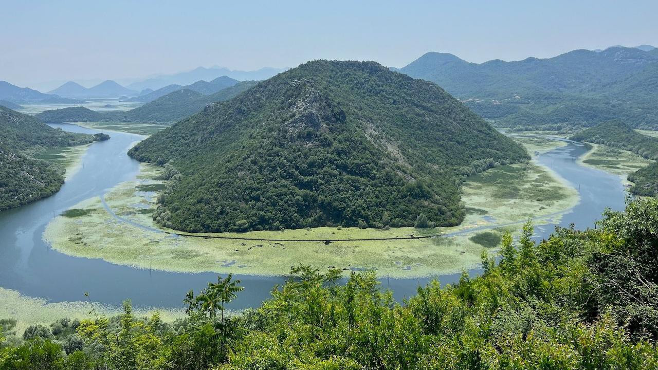Crna Gora je građanska, demokratska, ekološka i država socijalne pravde, zasnovana na vladavini prava, piše u Ustavu. Na slici Rijeka Crnojevića