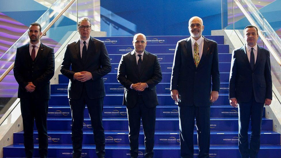 Premijer Crne Gore Milojko Spajić, predsednik Srbije Aleksandar Vučić, premijer Severne Makedonije Dimitar Kovačevski, premijer Albanije Edi Rama i premijer Kosova Albin Kurti poziraju za fotografije tokom sastanka lidera Zapadnog Balkana u Skoplju, Severna Makedonija, 22. januara 2024. godine
