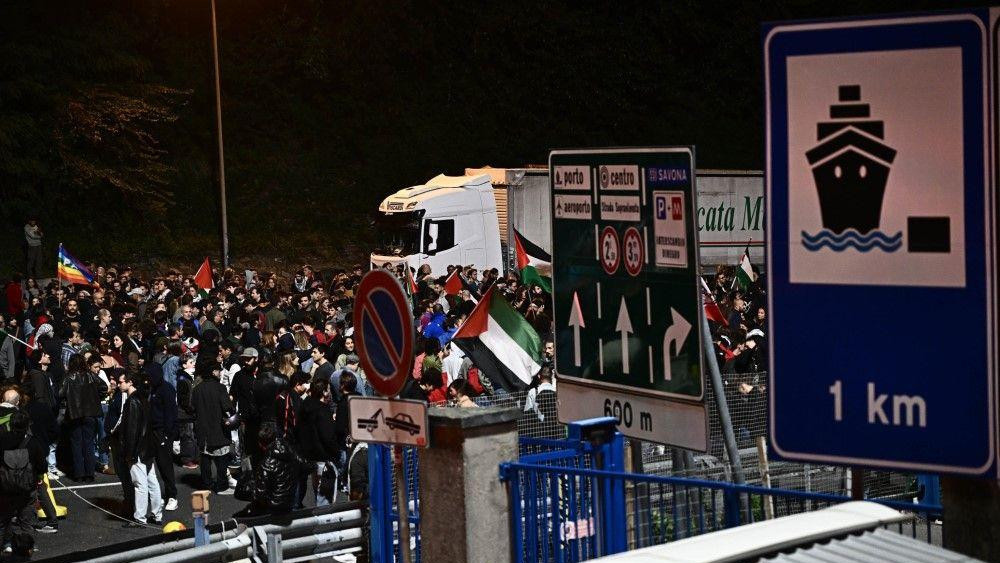 Propalestinski demonstranti kreću se ka naplatnoj rampi na autoputu A7 u Đenovi, nakon što su blokirali dva ulaza u luku Đenova dok učestvuju u protestu podrške palestinskom narodu i Globalnoj Sumud flotili (GSF) nakon što je izraelska mornarica presrela brodove GSF-a