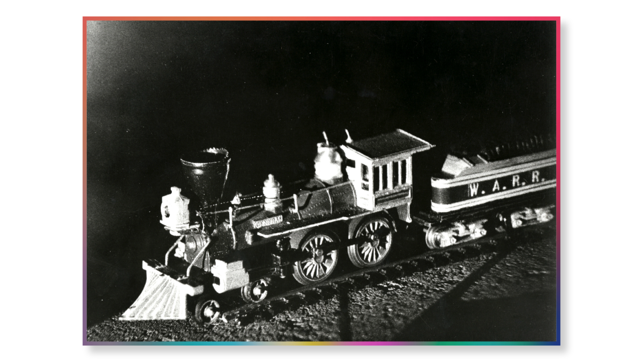 crno-bela fotografija prvog 3D holograma voza igračke 