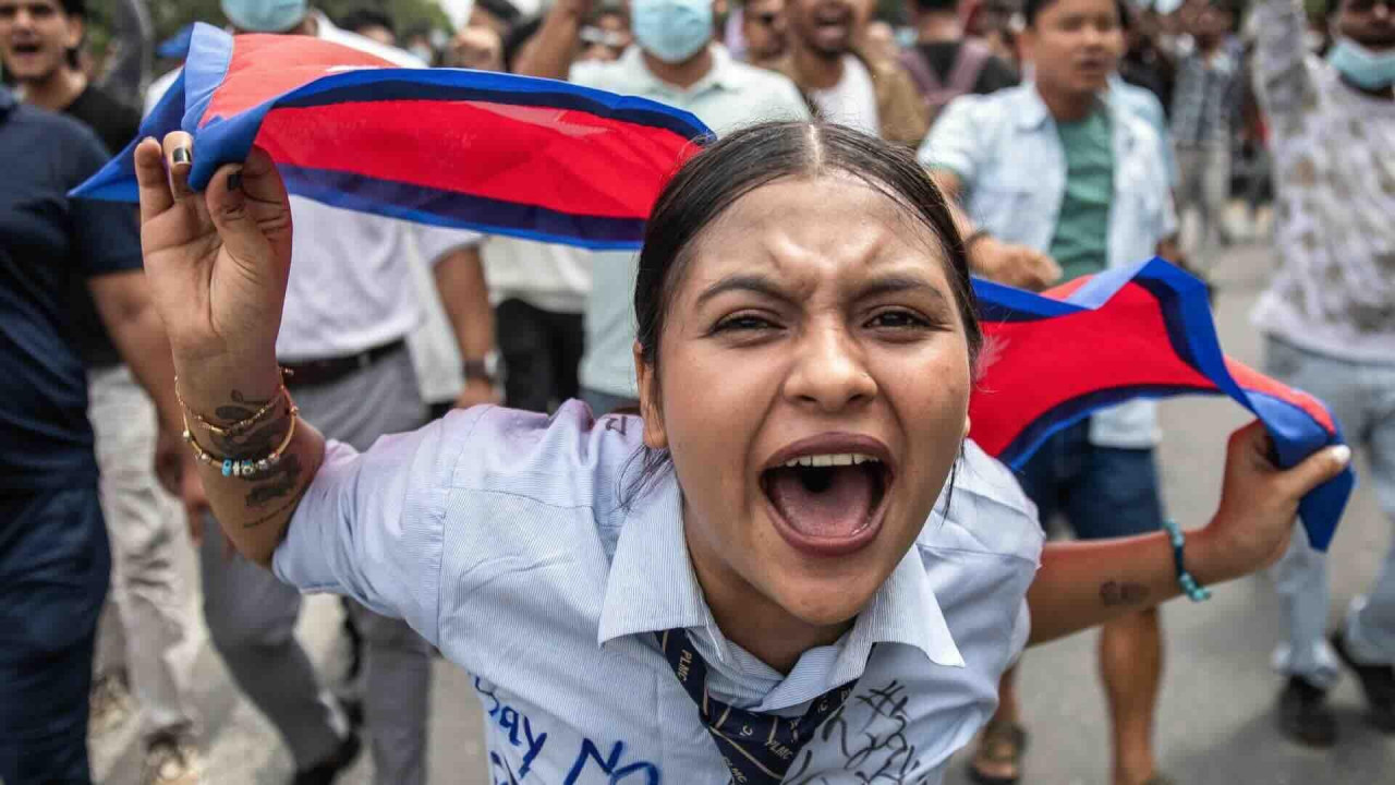 
                    Demonstrantkinja drži nepalsku zastavu i uzvikuje slogane tokom protesta ispred parlamenta u Katmanduu 8. septembra 2025. godine, osuđujući navodnu korupciju u vladi i o