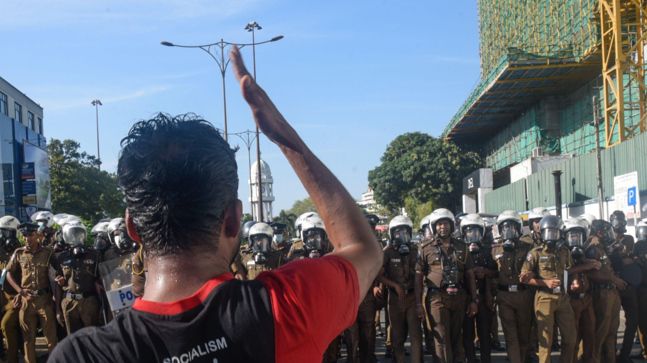 Demonstrant koji podržava Socijalnu omladinsku uniju Šri Lanke suočava se sa policijom u Kolombu u septembru 2022.