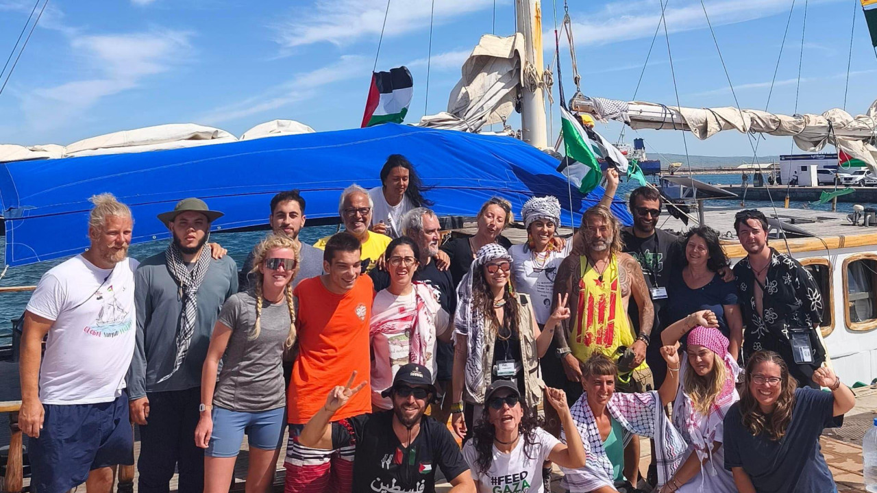 Ognjen Marković (u sredini drugi sleva u narandžastoj majici) i drugi aktivisi sa broda Adara u Bizerti