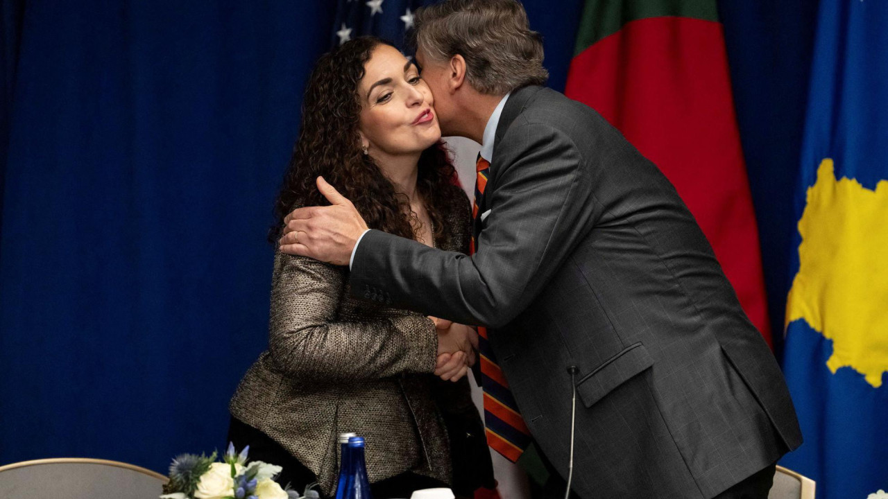 Predsednica Kosova Vjosa Osmani se pozdravlja sa zamenikom američkog sekretara Kristoferom Landuoom