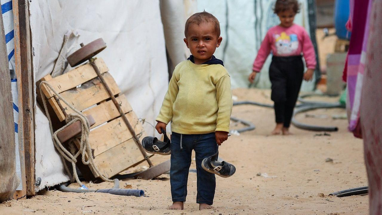 Palestinsko dete stoji između šatora u kampu za raseljene u severnom delu Pojasa Gaze
