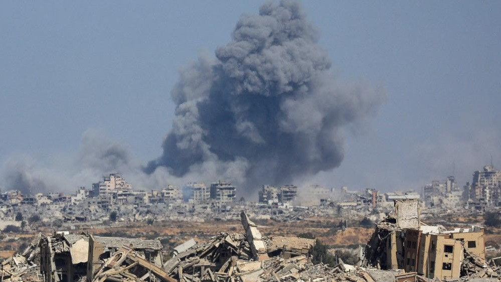 grad gaza, pojas gaze, rat u pojasu gaze, dim se izdiže iznad grada gaze posle izraelskog napada