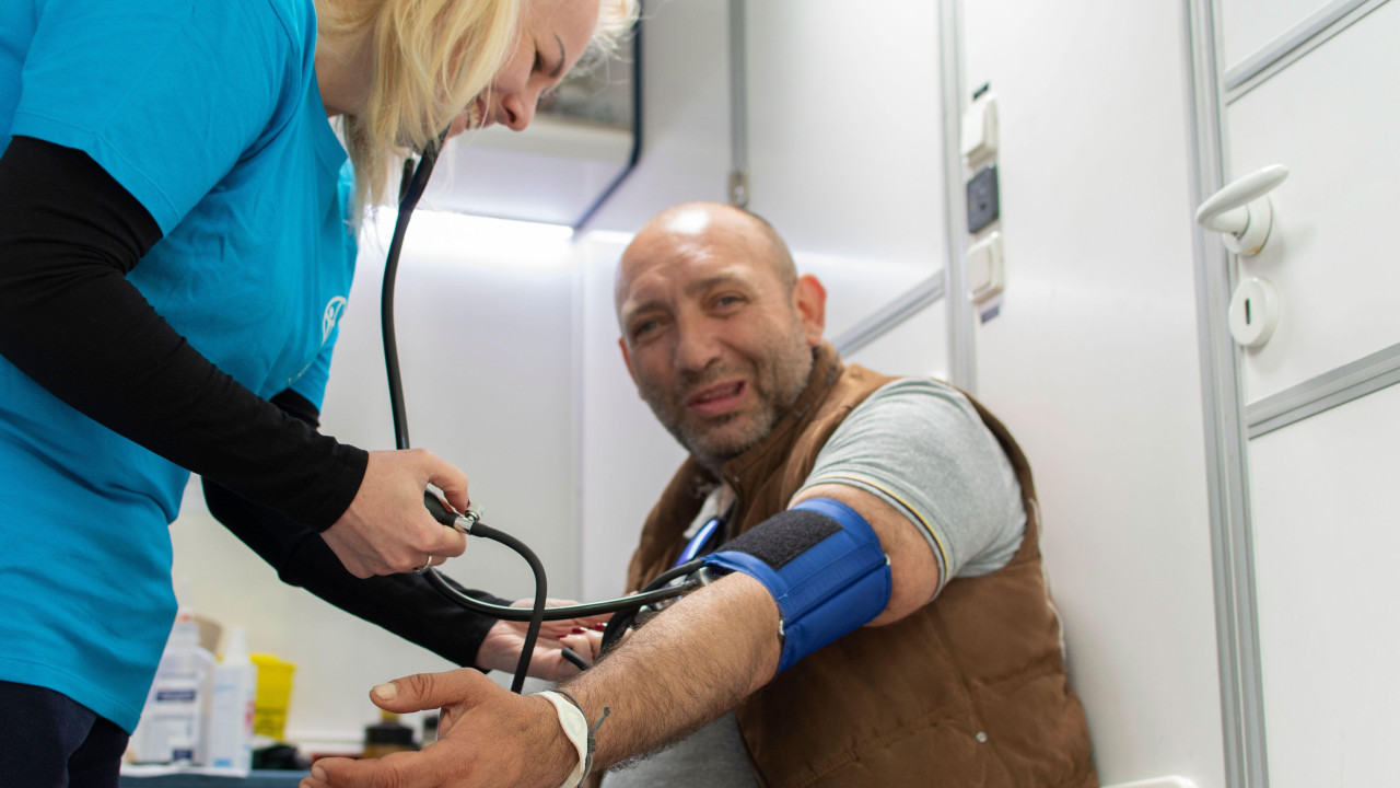 Korisnik organizacije ADRA u Drumodomu meri pritisak