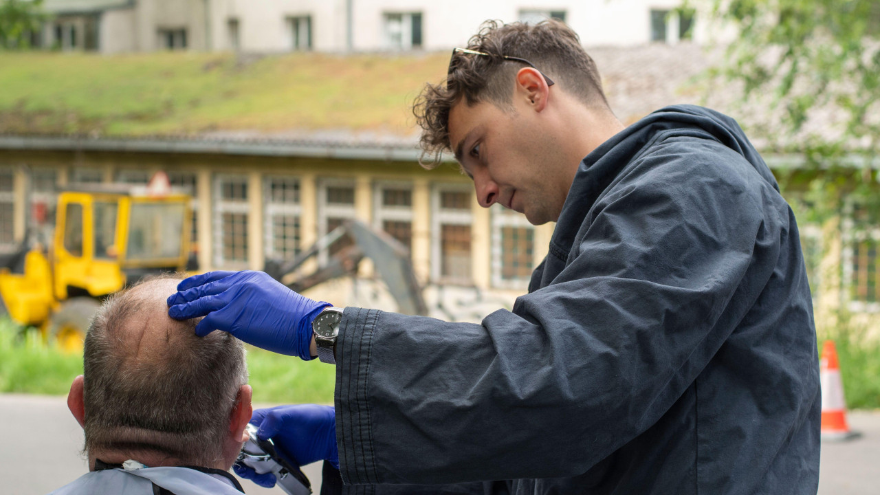 Šišanje jednog korisnika organizacije ADRA pokraj Drumodoma