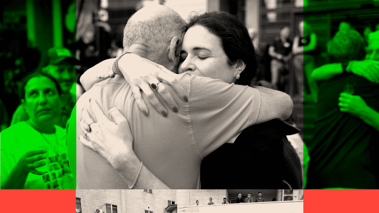 Dve obrađene slike: Na vrhu, Icik Horn, otac kidnapovanog Eitana Horna (levo), slavi, a na dnu, palestinska deca slave.