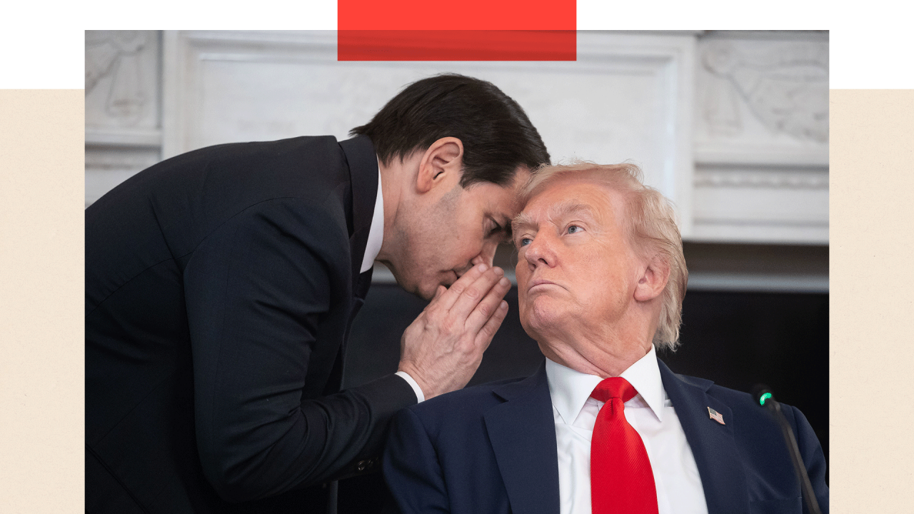 Američki državni sekretar Marko Rubio (levo) šapuće predsedniku Donaldu Trampu (desno) tokom okruglog stola o Antifi u državnoj trpezariji Bele kuće 