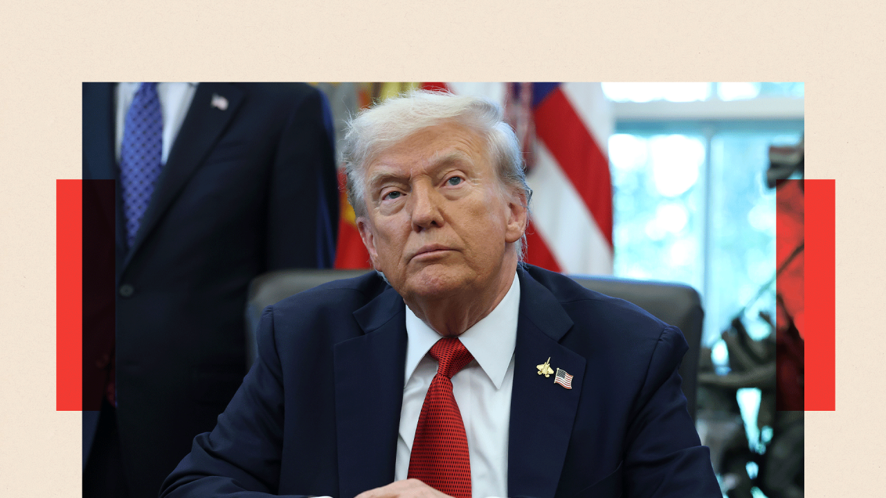 Američki predsednik Donald Tramp sedi u Ovalnom kabinetu