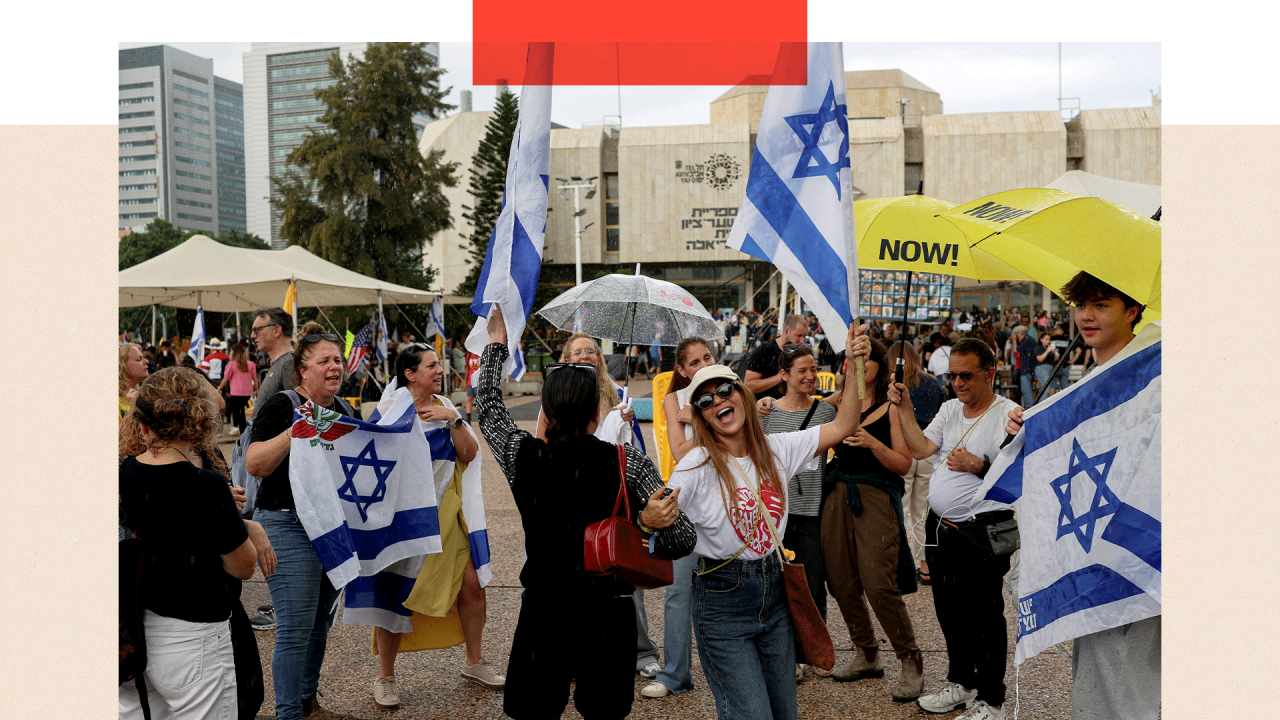 Ljudi slave na ulici držeći izraelske zastave