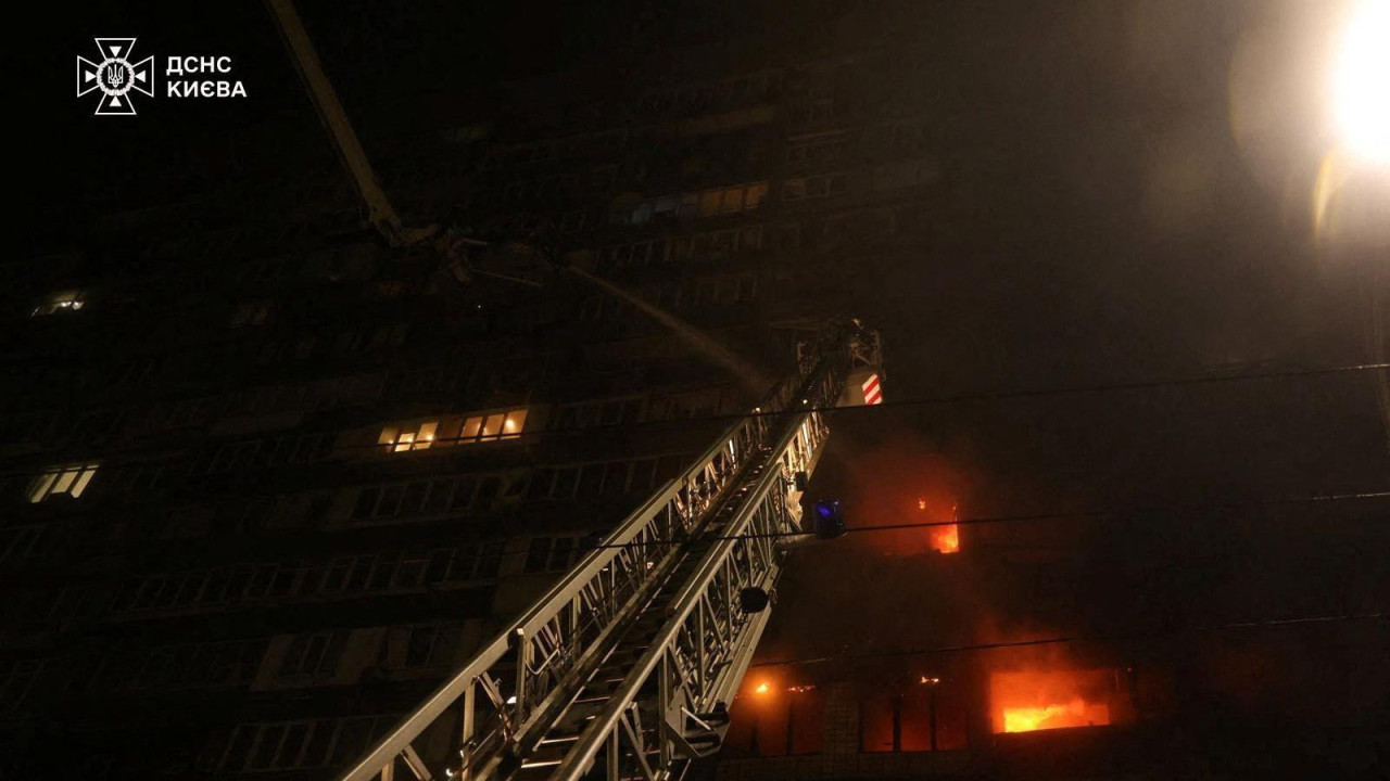 Vatrogasna dizalica gasi požar u Kijevu, glavnom gradu Ukrajine