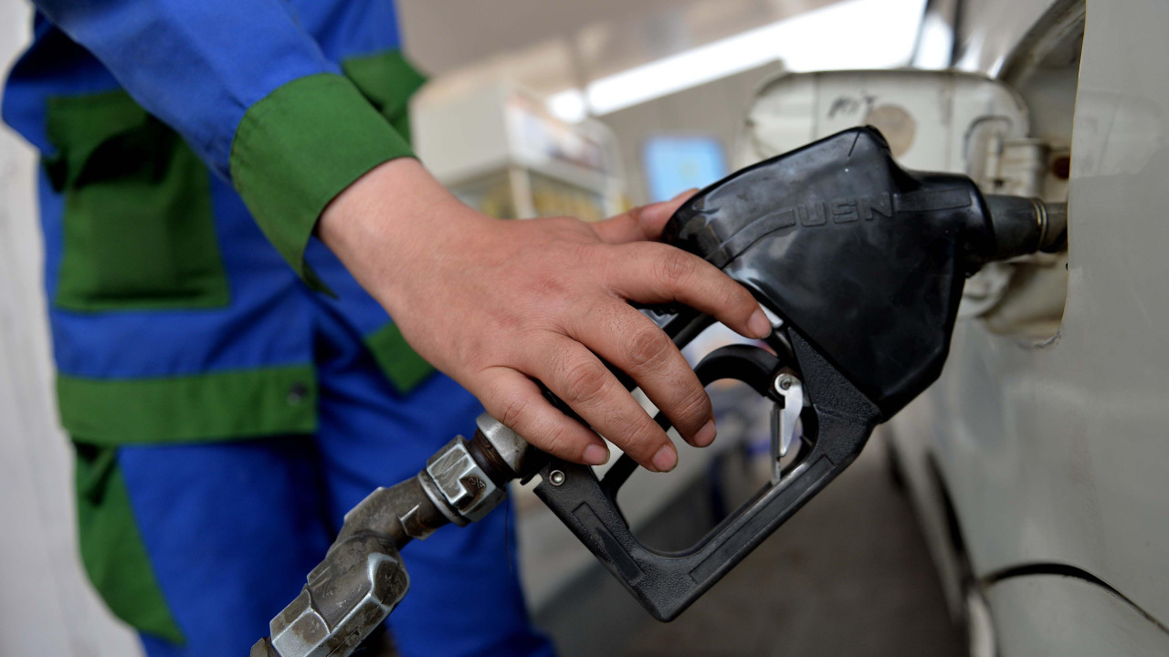 Točenje goriva, benzinska pumpa, sipanje benzina u auto