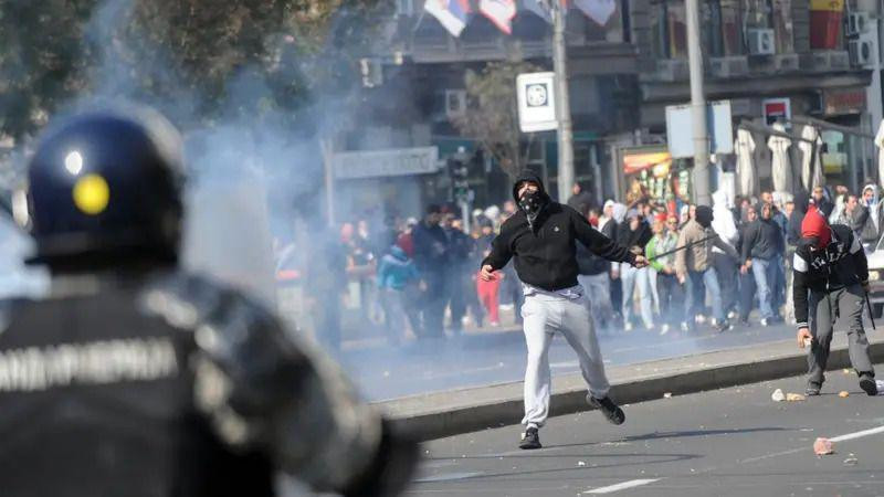 Demonstrant juriša na policiju