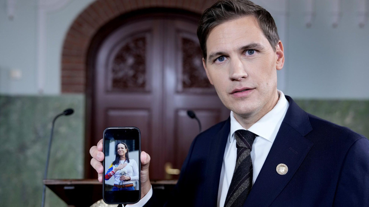 Predsednik Nobelovog komiteta, Jorgen Vatne Fridnes, pokazuje fotografiju Marije Korine Mačado na telefonu