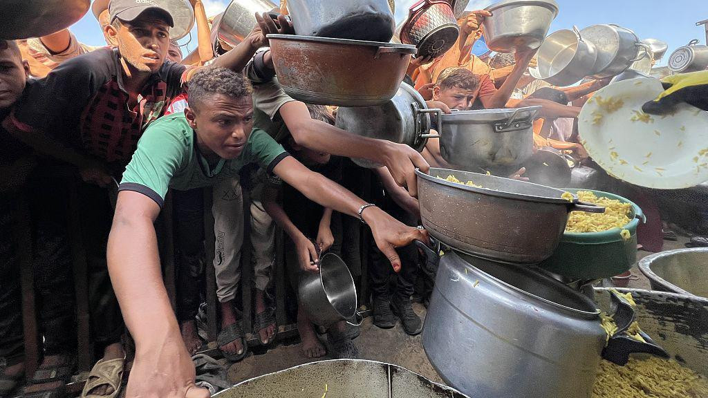 Gladni Palestinci se bore za hranu