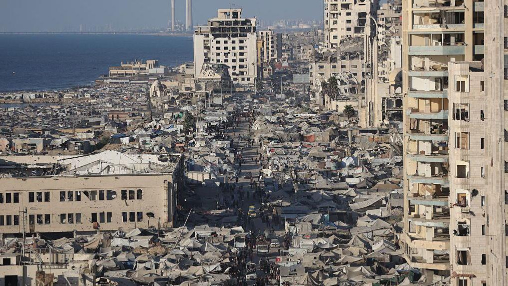 Deo grada Gaze prepun šatora i oštećenim zgradama sa obe strane puta