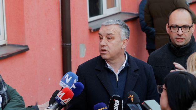 Zlatan Elek u kaputu na konferenciji za medije