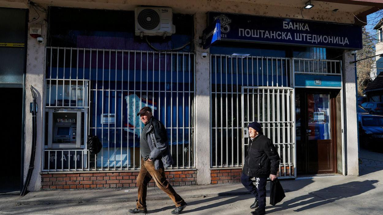 Dva starija muškarca ispred Banke poštanske štedionice u Severnoj Mitrovici