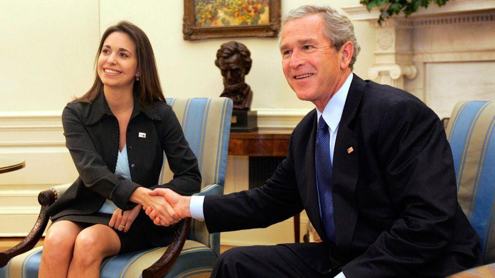 Prve optužbe koje je vlada čavista iznela protiv nje je da je ilegalno dobijala novac od američkih organizacija. Susrela se sa Džordžom V. Bušom 2005. godine