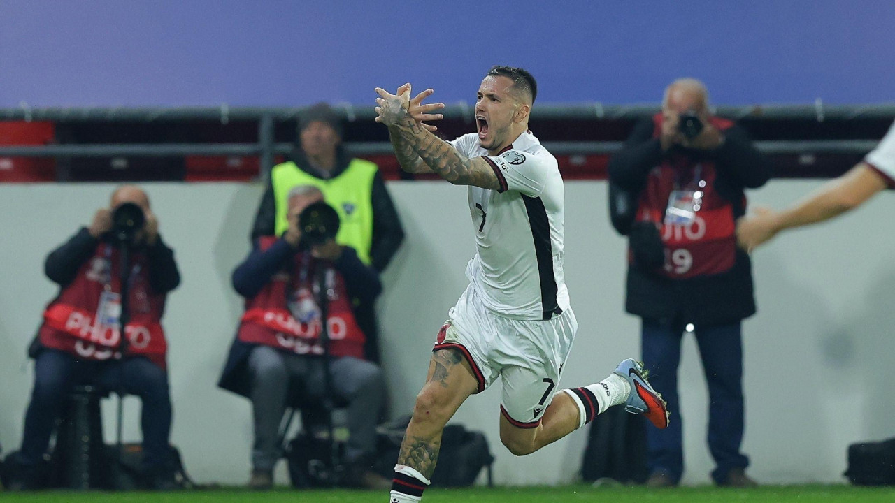 Rej Manaj je gol proslavio pokazujući albanski nacionalistički simbol rukama